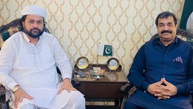 Lahore: The newly elected president of Sufi Majlis Amal Islamic scholar Dr. Saadat Ali Asad is meeting with Chairman of Sufi Majlis Amal Pir Mahmood Fariduddin after assuming office.