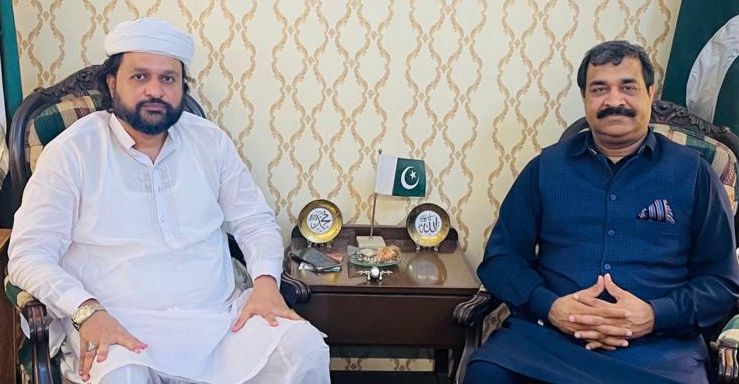 Lahore: The newly elected president of Sufi Majlis Amal Islamic scholar Dr. Saadat Ali Asad is meeting with Chairman of Sufi Majlis Amal Pir Mahmood Fariduddin after assuming office.